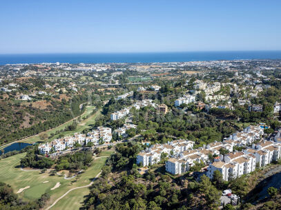 Penthouse Maison Blanc - Renovated Top Floor Apartment in Altos de La Quinta