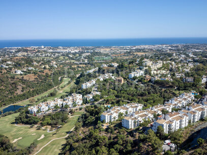 Penthouse Maison Blanc - Renovated Top Floor Apartment in Altos de La Quinta