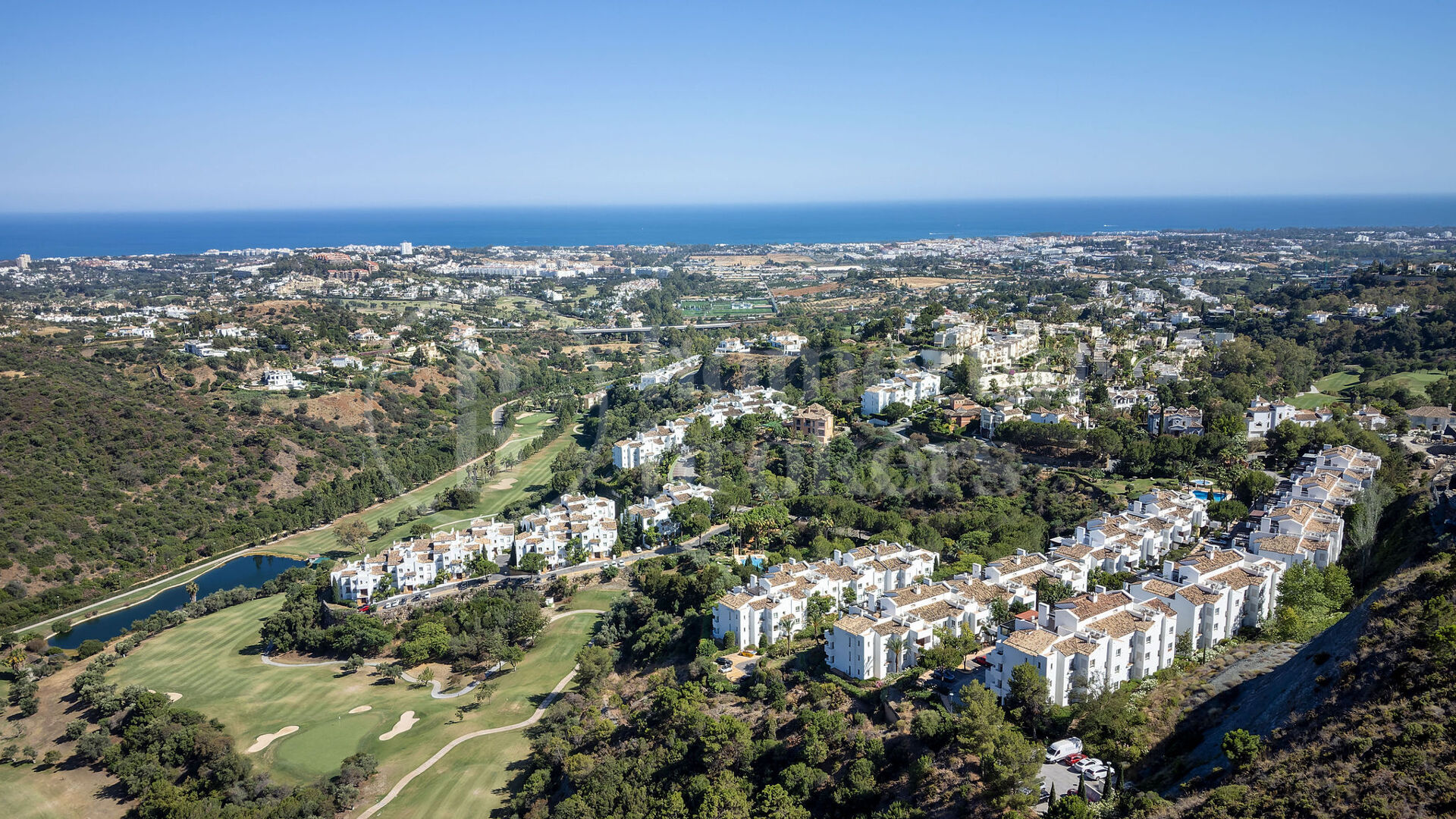 Penthouse Maison Blanc - Renovated Top Floor Apartment in Altos de La Quinta