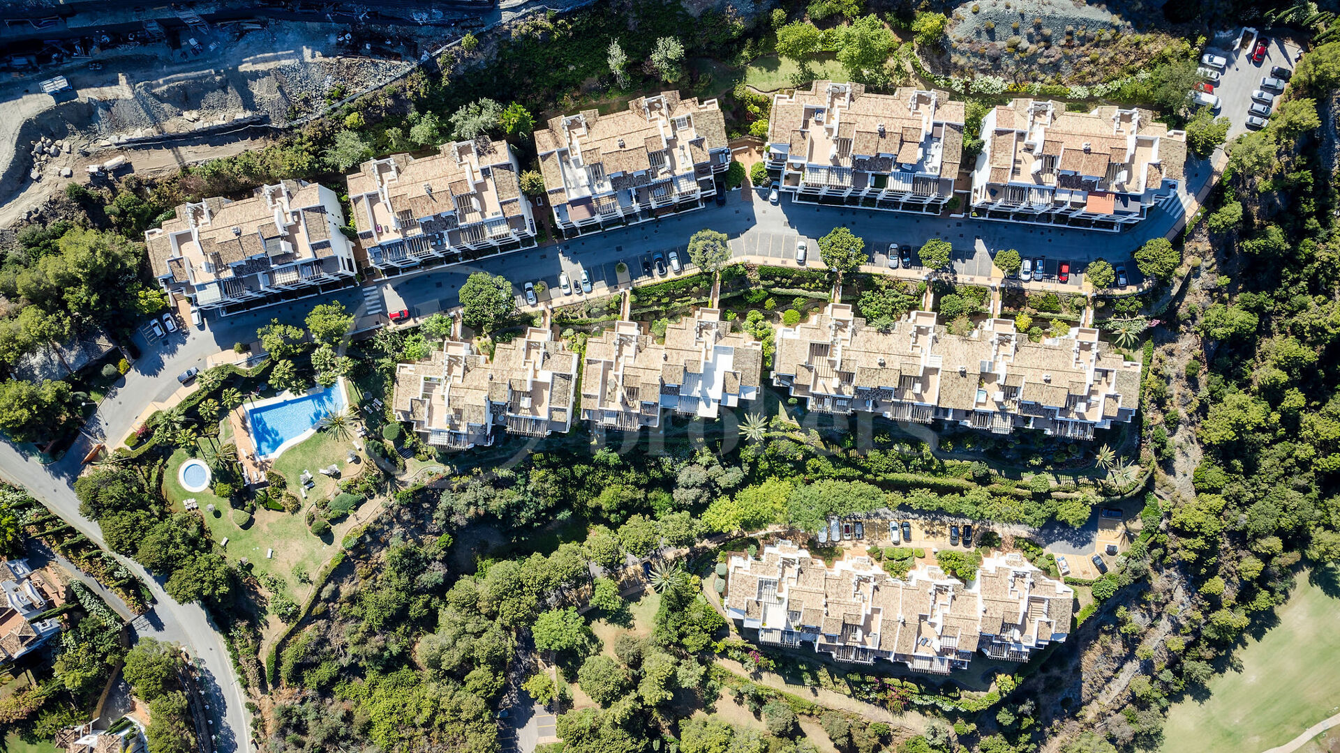 Penthouse Maison Blanc - Renovated Top Floor Apartment in Altos de La Quinta