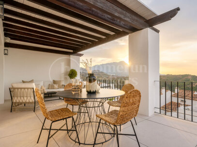 Penthouse Maison Blanc - Renovated Top Floor Apartment in Altos de La Quinta