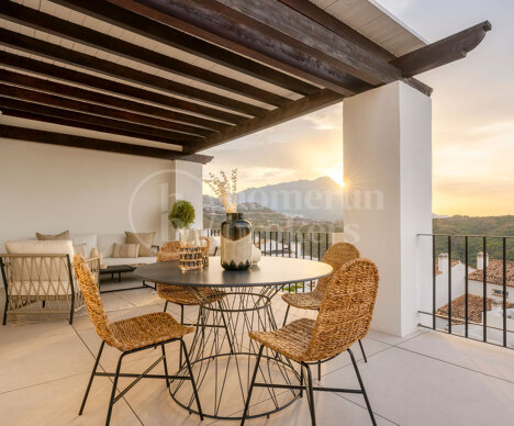 Penthouse Maison Blanc - Renovated Top Floor Apartment in Altos de La Quinta