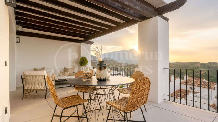 Penthouse Maison Blanc - Renovated Top Floor Apartment in Altos de La Quinta