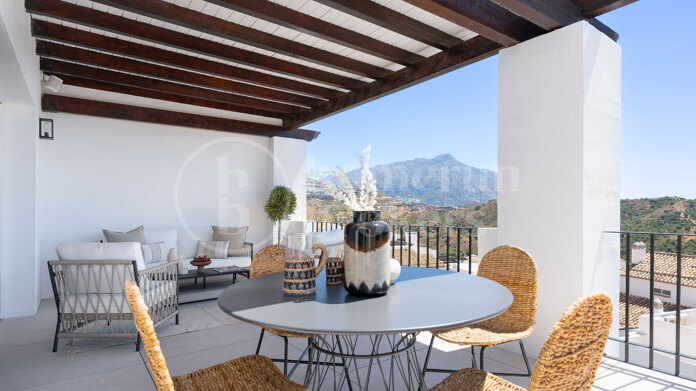 Penthouse Maison Blanc - Renovated Top Floor Apartment in Altos de La Quinta