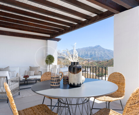 Penthouse Maison Blanc - Renovated Top Floor Apartment in Altos de La Quinta