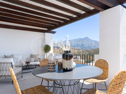 Penthouse Maison Blanc - Renovated Top Floor Apartment in Altos de La Quinta