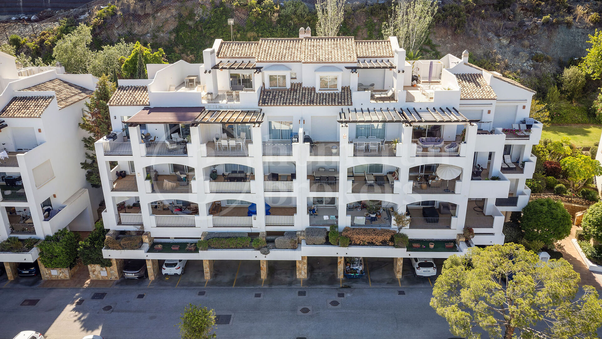 Penthouse Maison Blanc - Renovated Top Floor Apartment in Altos de La Quinta