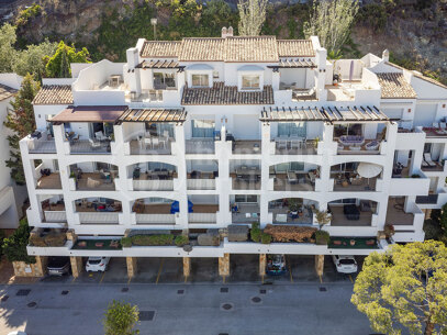 Penthouse Maison Blanc - Renovated Top Floor Apartment in Altos de La Quinta