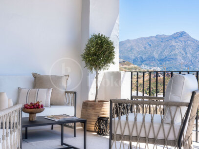 Penthouse Maison Blanc - Renovated Top Floor Apartment in Altos de La Quinta