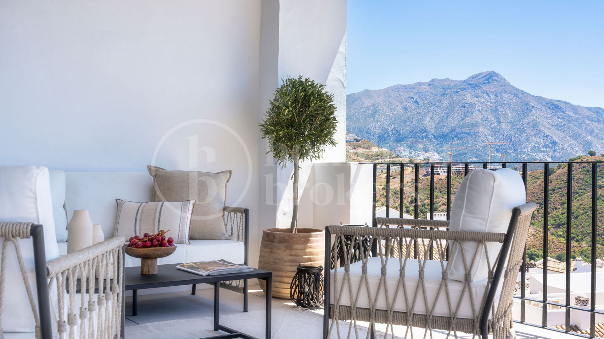 Penthouse Maison Blanc - Renovated Top Floor Apartment in Altos de La Quinta