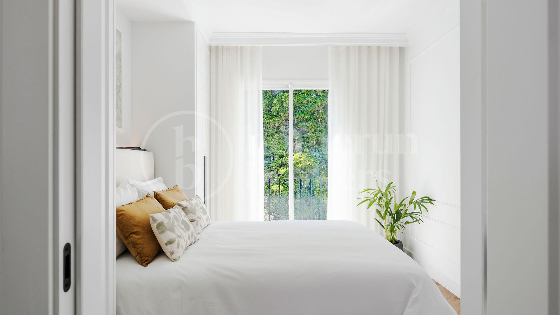 Penthouse Maison Blanc - Renovated Top Floor Apartment in Altos de La Quinta