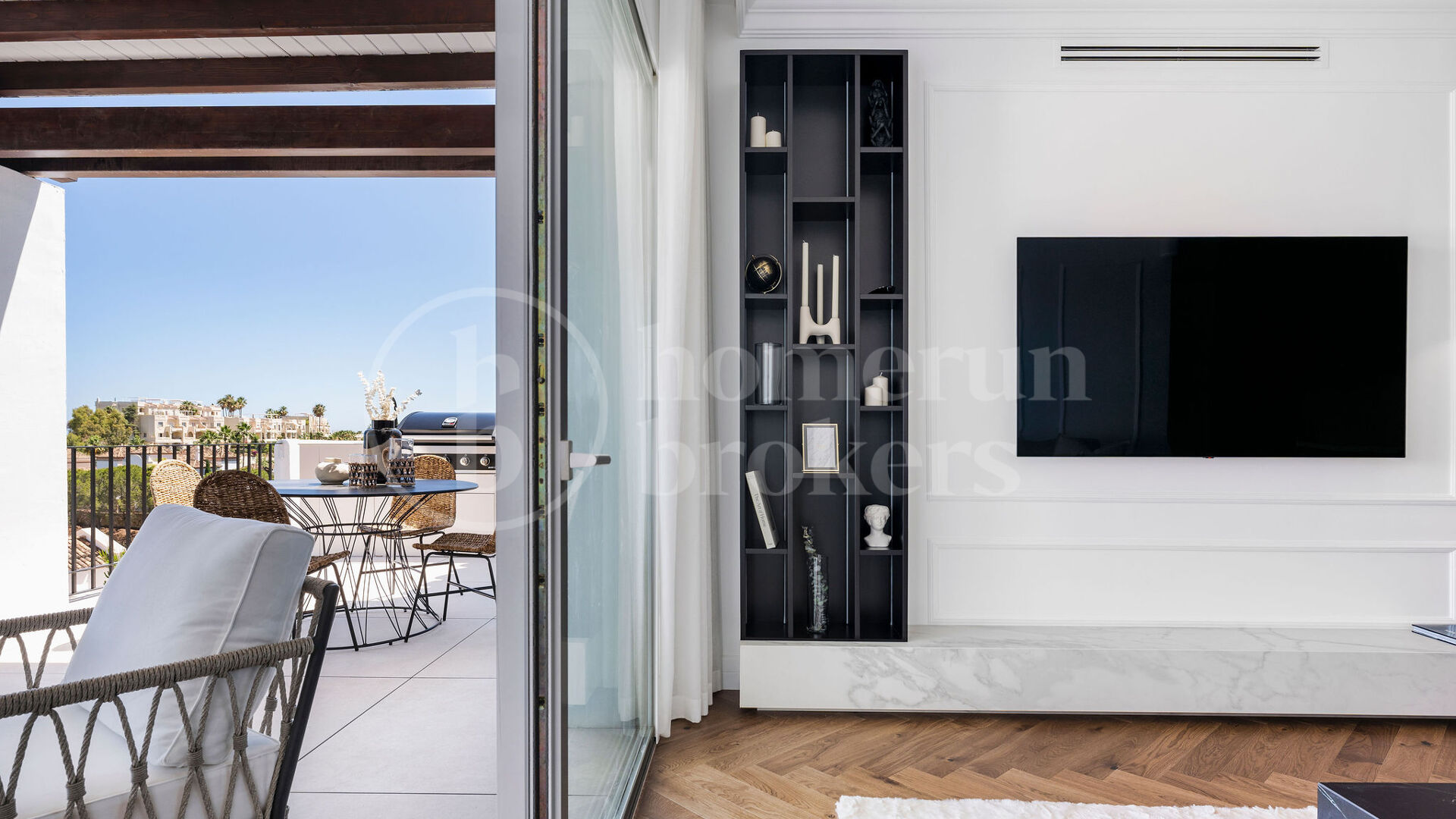 Penthouse Maison Blanc - Renovated Top Floor Apartment in Altos de La Quinta