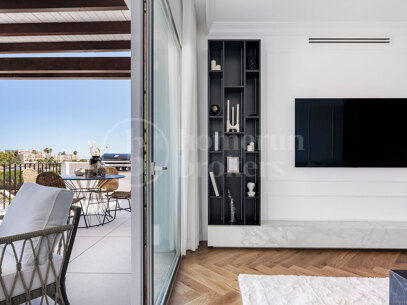 Penthouse Maison Blanc - Renovated Top Floor Apartment in Altos de La Quinta
