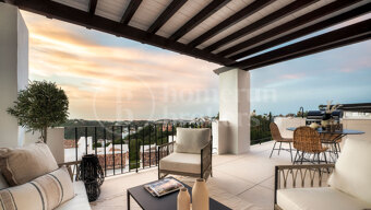 Penthouse Maison Blanc - Renovated Top Floor Apartment in Altos de La Quinta