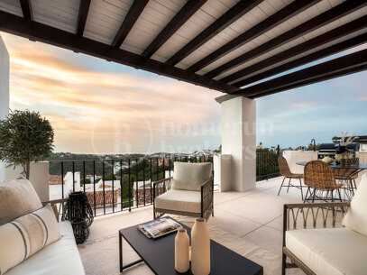 Penthouse Maison Blanc - Renovated Top Floor Apartment in Altos de La Quinta