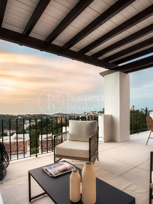 Penthouse Maison Blanc - Renovated Top Floor Apartment in Altos de La Quinta