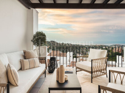 Penthouse Maison Blanc - Renovated Top Floor Apartment in Altos de La Quinta