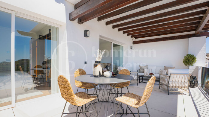 Penthouse Maison Blanc - Renovated Top Floor Apartment in Altos de La Quinta