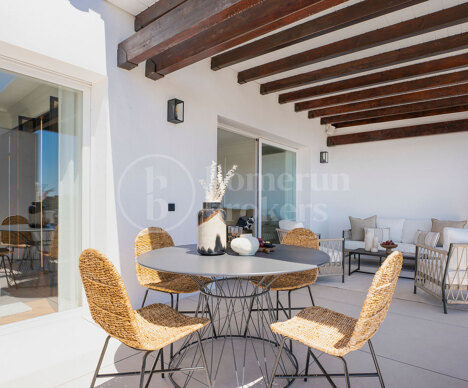 Penthouse Maison Blanc - Renovated Top Floor Apartment in Altos de La Quinta