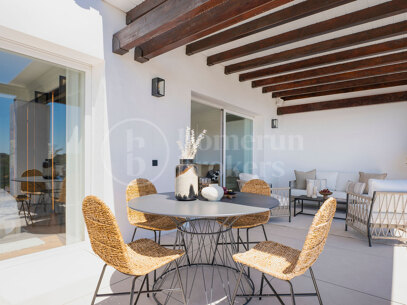 Penthouse Maison Blanc - Renovated Top Floor Apartment in Altos de La Quinta