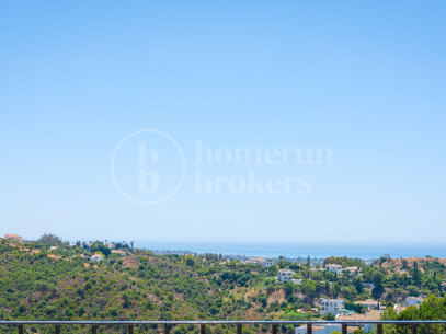 Penthouse Maison Blanc - Renovated Top Floor Apartment in Altos de La Quinta