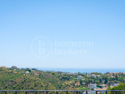 Penthouse Maison Blanc - Renovated Top Floor Apartment in Altos de La Quinta