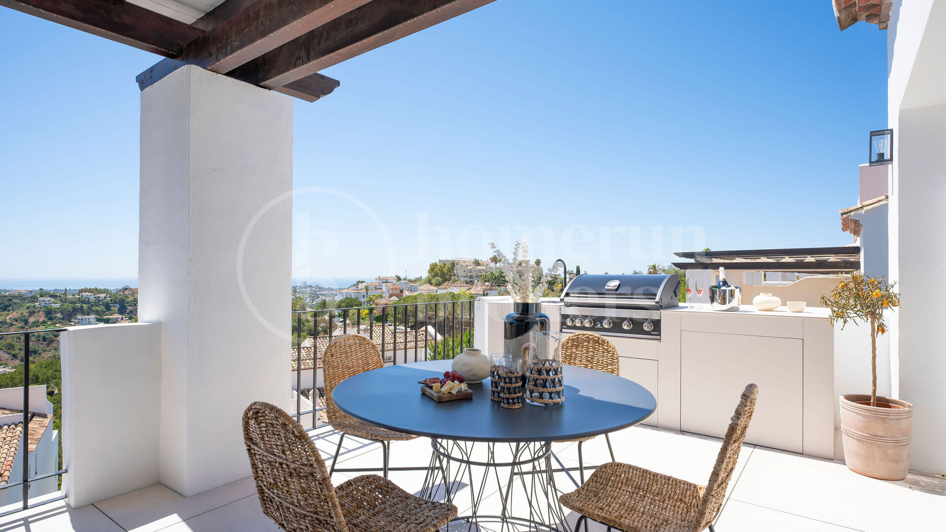 Penthouse Maison Blanc - Renovated Top Floor Apartment in Altos de La Quinta