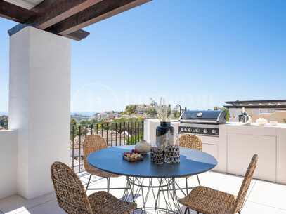 Penthouse Maison Blanc - Renovated Top Floor Apartment in Altos de La Quinta