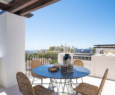 Penthouse Maison Blanc - Renovated Top Floor Apartment in Altos de La Quinta