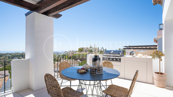 Penthouse Maison Blanc - Renovated Top Floor Apartment in Altos de La Quinta