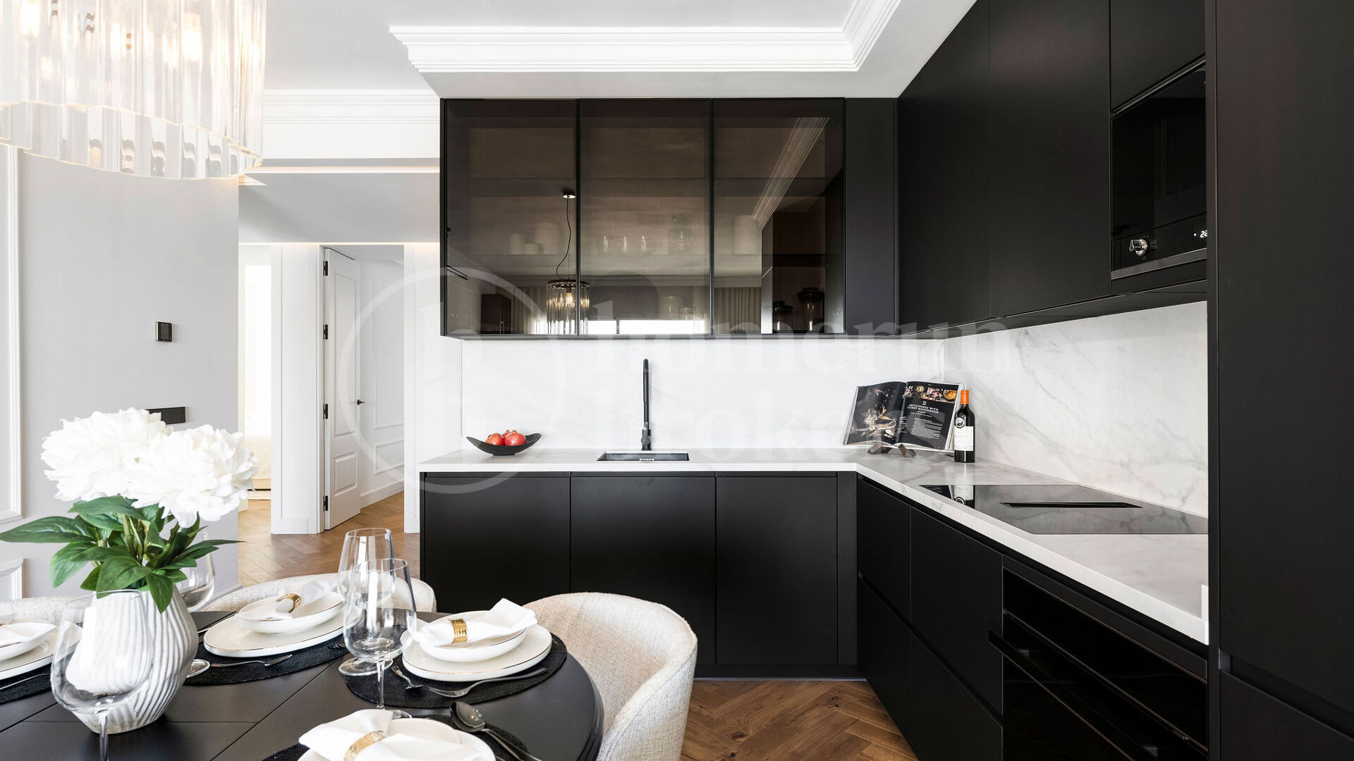 Penthouse Maison Blanc - Renovated Top Floor Apartment in Altos de La Quinta