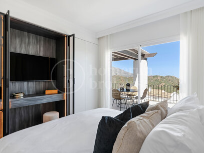Penthouse Maison Blanc - Renovated Top Floor Apartment in Altos de La Quinta