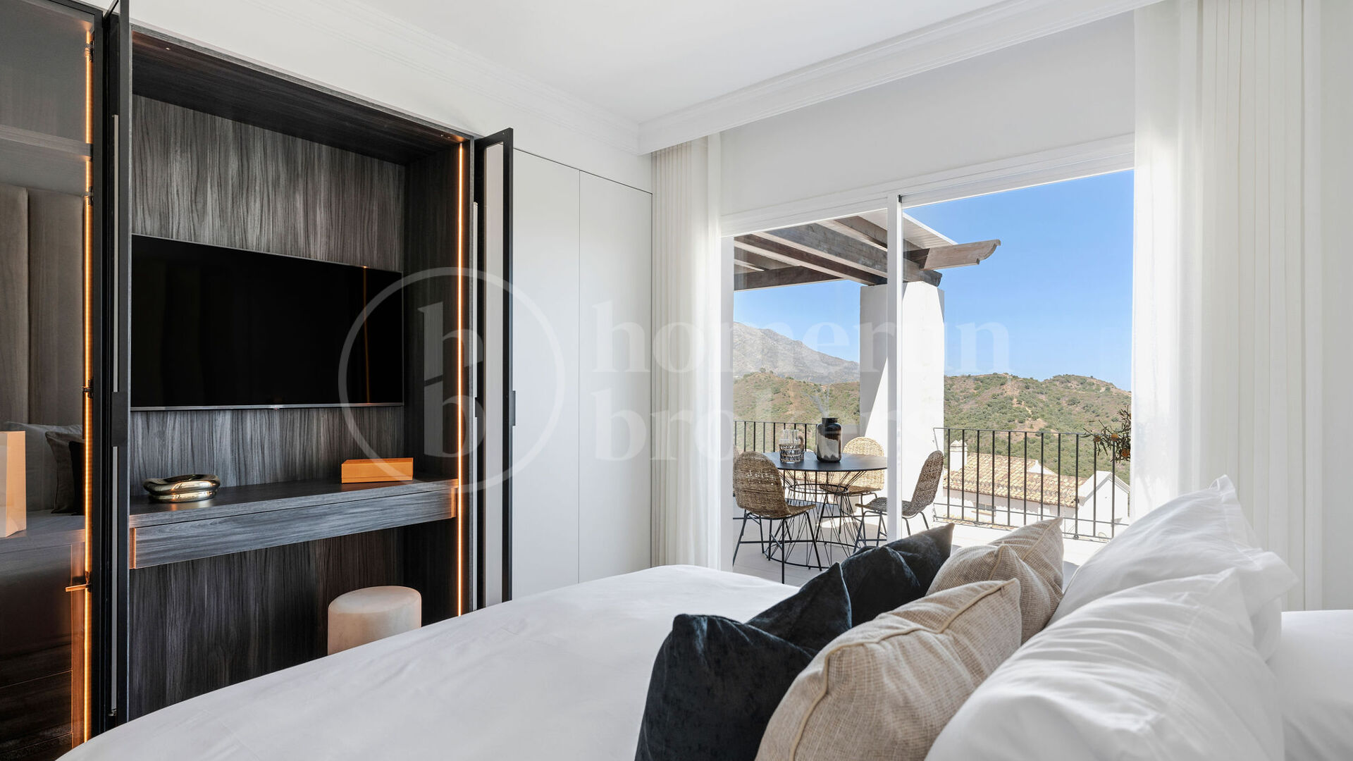 Penthouse Maison Blanc - Renovated Top Floor Apartment in Altos de La Quinta