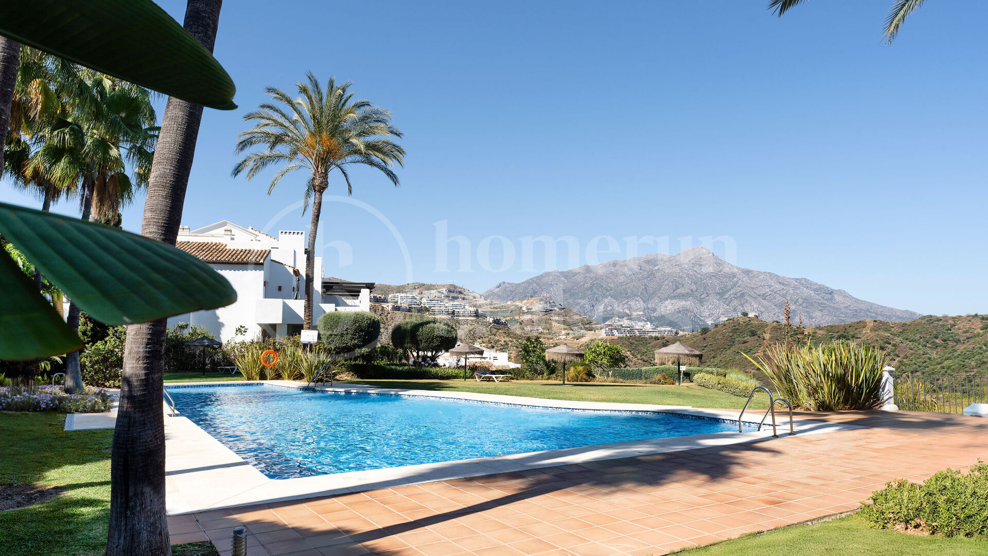 Penthouse Maison Blanc - Renovated Top Floor Apartment in Altos de La Quinta