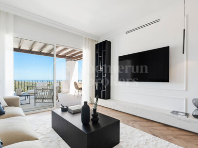 Penthouse Maison Blanc - Renovated Top Floor Apartment in Altos de La Quinta
