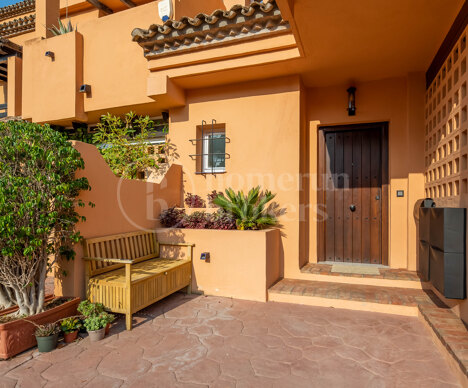 Townhouse Puente Romano - Ideally Located Holiday Home