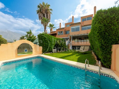 Townhouse Puente Romano - Ideally Located Holiday Home