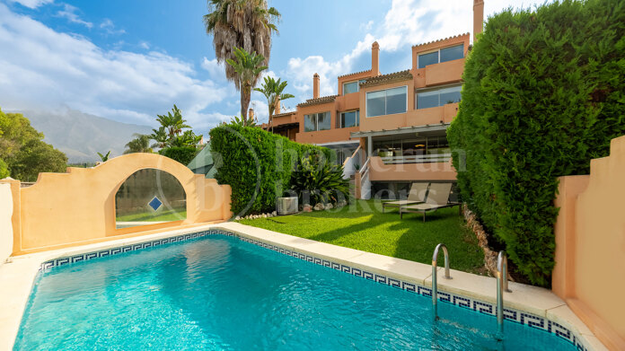 Townhouse Puente Romano - Ideally Located Holiday Home