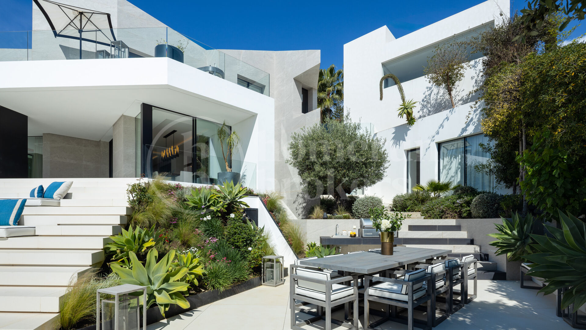 Villa La Toca – Refined Contemporary Living in El Herrojo Alto, Benahavís