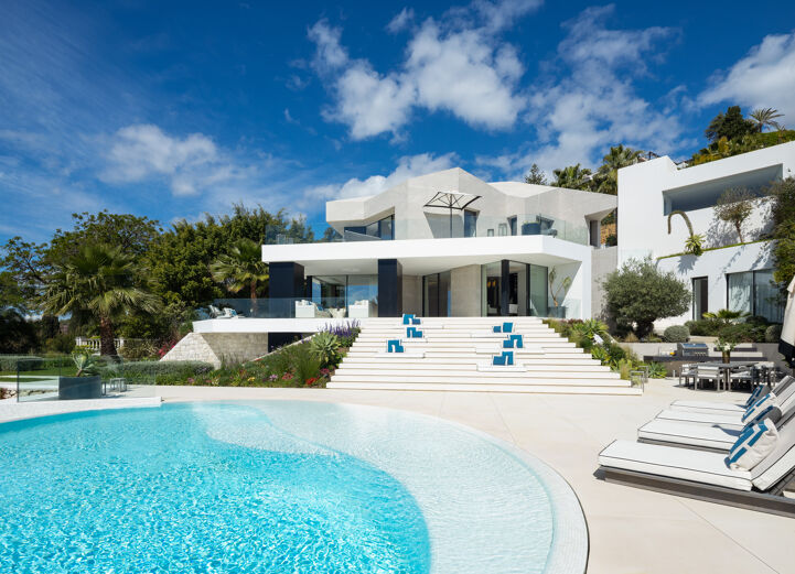 Luxury Villa For Sale In El Herrojo