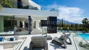 Villa La Toca – Refined Contemporary Living in El Herrojo Alto, Benahavís