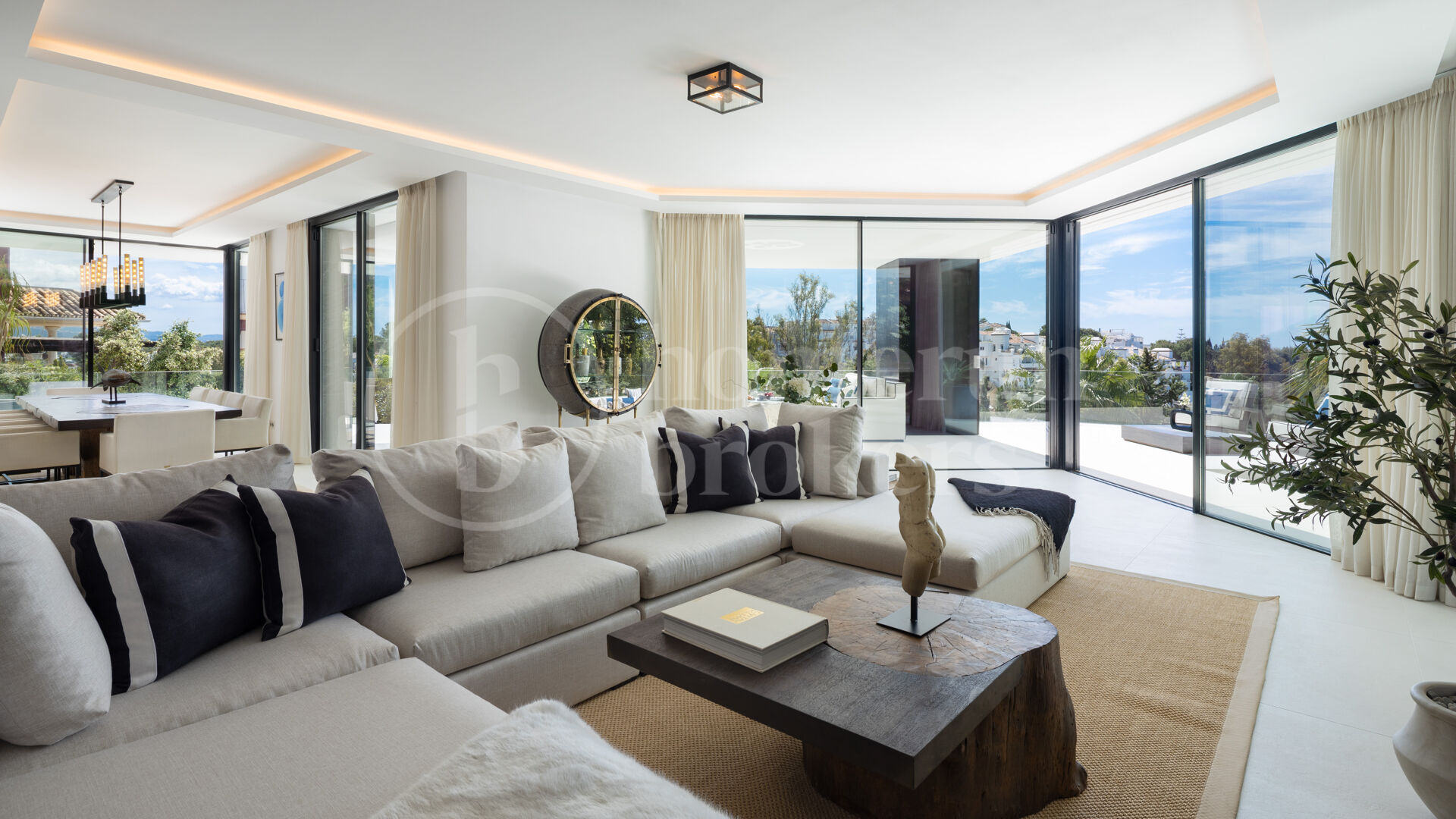 Villa La Toca – Refined Contemporary Living in El Herrojo Alto, Benahavís
