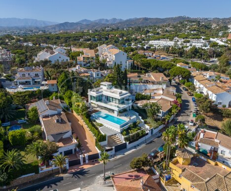 Pavo Real - Modern Villa Steps from the Beach in Marbella East