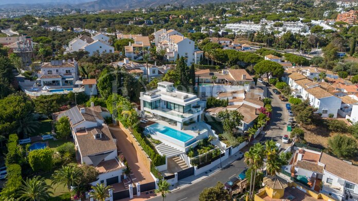 Pavo Real - Modern Villa Steps from the Beach in Marbella East