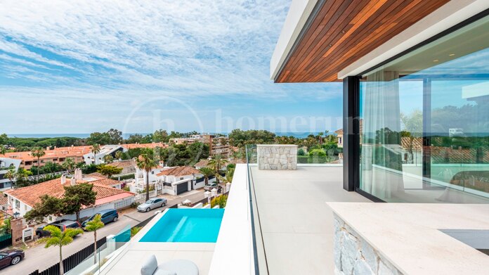 Pavo Real - Modern Villa Steps from the Beach in Marbella East