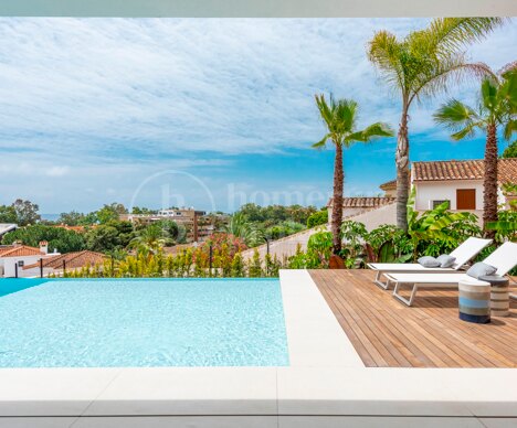 Pavo Real - Modern Villa Steps from the Beach in Marbella East