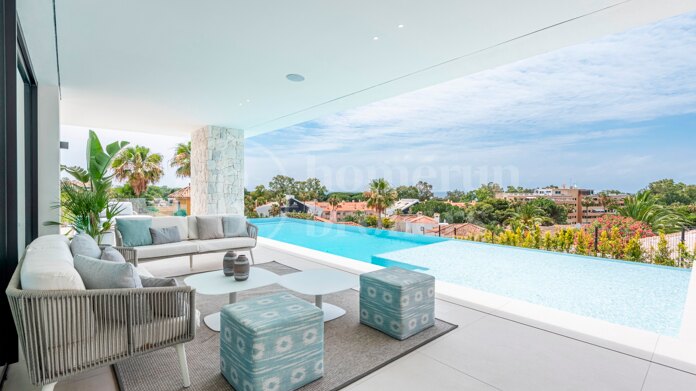 Pavo Real - Modern Villa Steps from the Beach in Marbella East