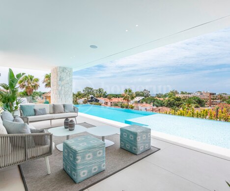 Pavo Real - Modern Villa Steps from the Beach in Marbella East