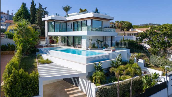 Pavo Real - Modern Villa Steps from the Beach in Marbella East