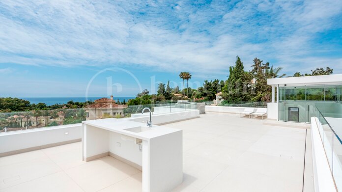 Pavo Real - Modern Villa Steps from the Beach in Marbella East